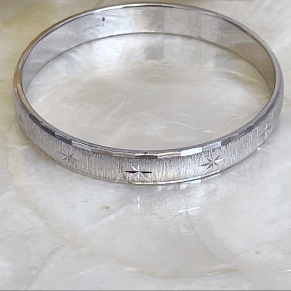 Vintage Monet Silver Tone Etched Stars Pretty Bangle Bracelet Elegant - Picture 10 of 12